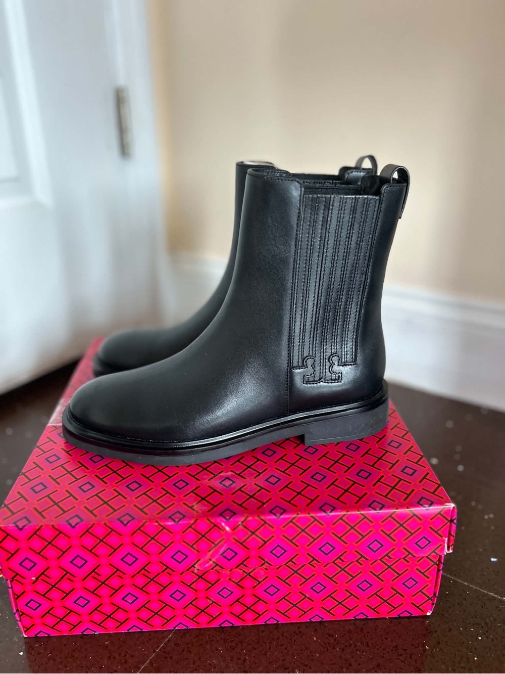 Tory Burch size 7,5 Black Chelsea Boots with Logo Detail